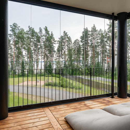 Hulppea lasitettu parveke, josta rauhoittavat näkymät järven suuntaan