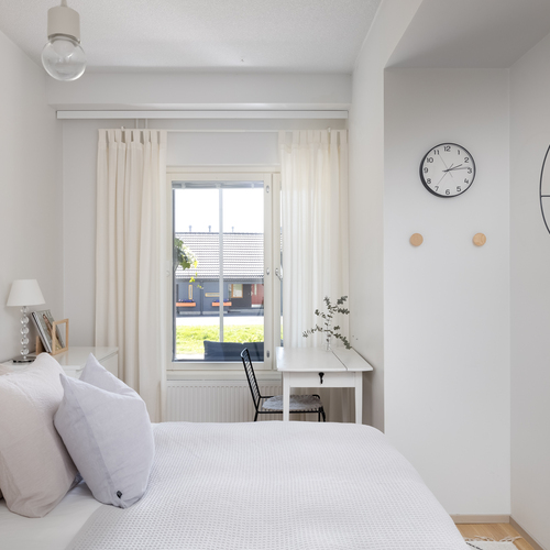 Tilava makuuhuone, jossa paikka työpöydälle