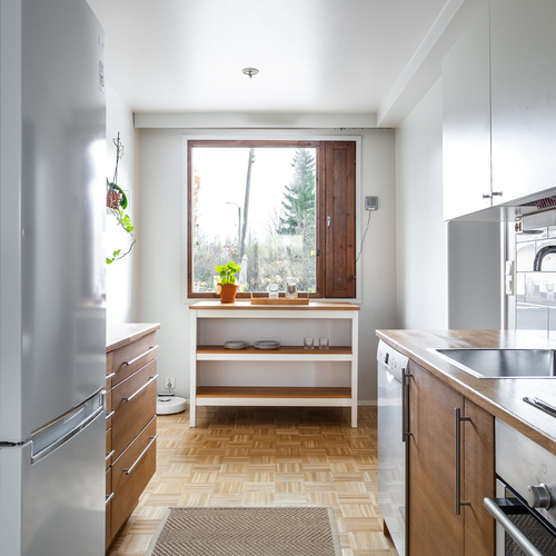 Keittiössä hyvin kaappi- ja laskutilaa