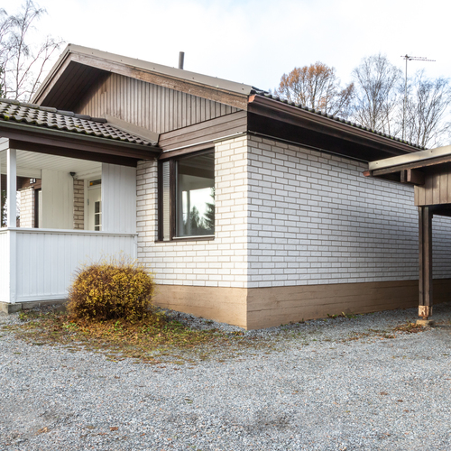 Autokatos huoneiston vieressä