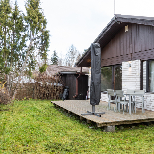 Iso piha terasseineen