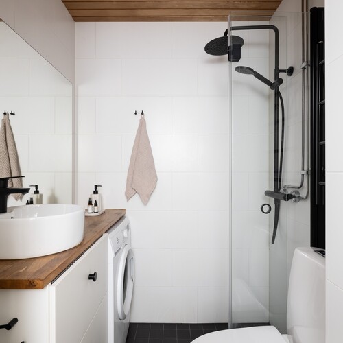 Kylpyhuoneessa käytännöllinen paikka pyykinpesukoneelle