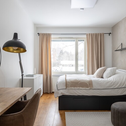 Isossa makuuhuoneessa tilaa myös työpisteelle