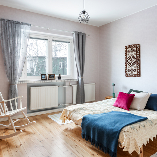 Tilava makuuhuone yhtiön sisäpihan suuntaan