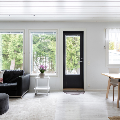 Olohuoneesta käynti takapihalle