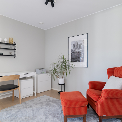 Työhuone, jossa tyylikkäät lasiovet