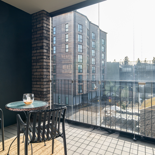 Toinen lasitettu parveke päämakuuhuoneen yhteydessä