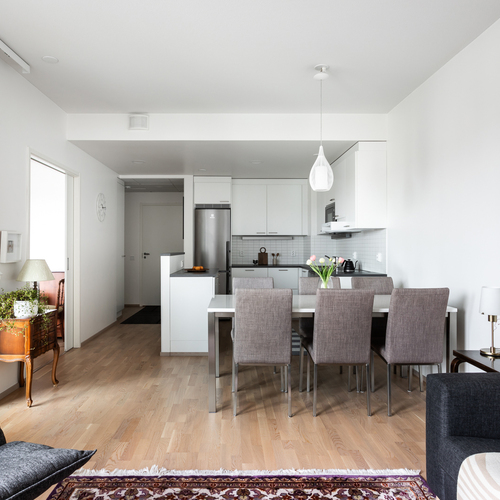 Keittiö ja olohuone ovat yhtenäistä avaraa tilaa