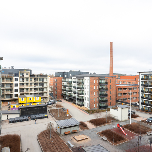 Ikkuna ja näkymät yhtiön sisäpihan suuntaan