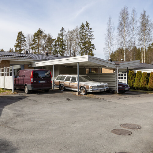 Huoneiston edessä tilaa kahdelle autolle
