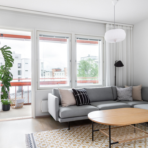 Olohuoneesta käynti lasitetulle parvekkeelle