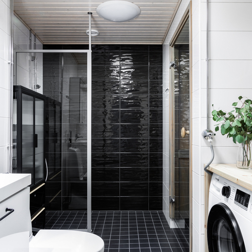 Tilava kylpyhuone, jossa asunnon toinen wc