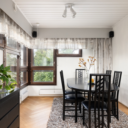 Olohuoneen yhteydessä ruokailutila