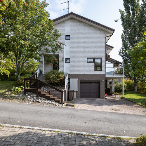 Autotallin eteen mahtuu hyvin kaksi autoa