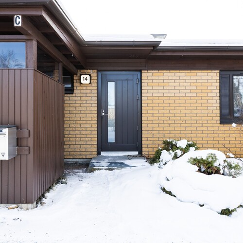 Sisäänkäynnin yhtedessä on ulkovarasto