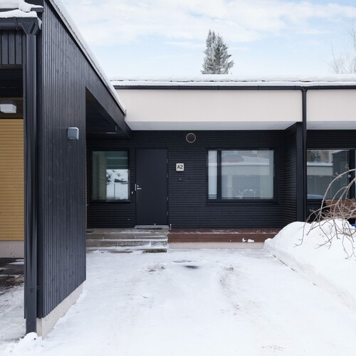 Sisäänkäynnin yhteydessä on autokatospaikka