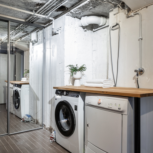 Asunnolle kuuluva askarteluhuone toimii myös kodinhoitotilana