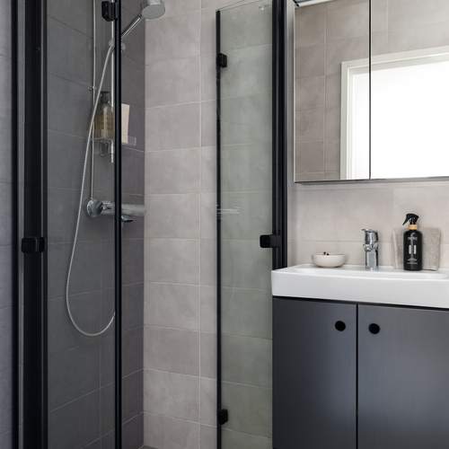 Yläkerran kylpyhuone