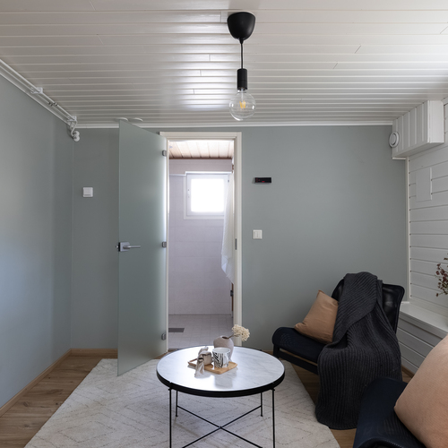 Kellarin aulatila toimiin hyvin tilavana pukuhuoneena tai vaikkapa työhuoneena!