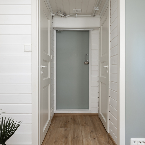 Kulku asunnon varastotiloihin, johon mahdollisuus toteuttaa lisää asuintiloja