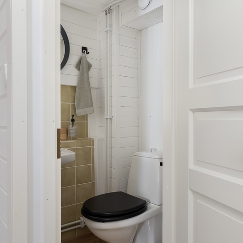 Kellarissa asunnon toinen wc