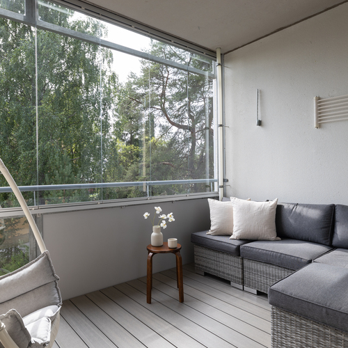 Iso lasitettu parveke on sisäpihalle