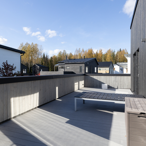 Yläkerran parvekkeelle on kulku kahdesta makuuhuoneesta