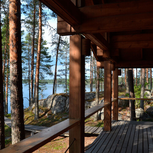 uuden saunamökin terassi