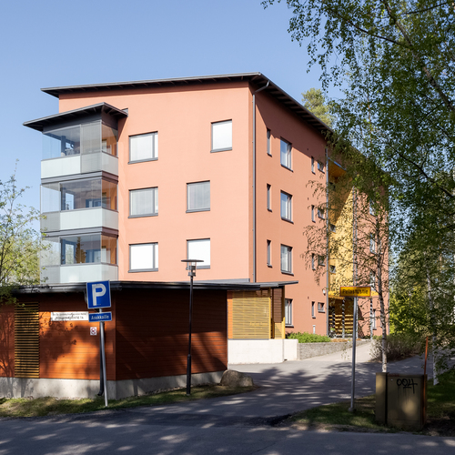 Autokatoksella suojattu sisääntulopiha