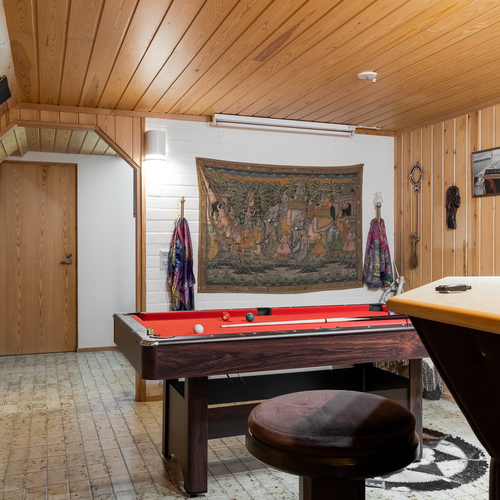 Baaritilaa, perältä portaat spa-osastolle