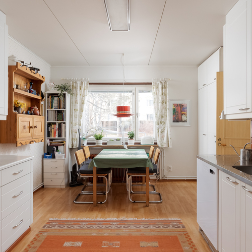 Ruokailutilasta keittiöön