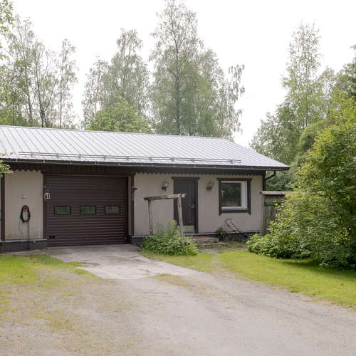 Talousrakennus (autotalli, huone/tsto, kph, sauna)