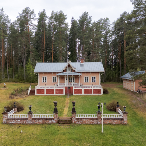 Mökki tai huvila, Hartikantie 66, Laukaa, Tarvaala, 3mh+sali+tupa+k+eteistilat+tekninen tila+2xWC+vh+parveke+veranta+kellaritila, 171 m², 320 000 €