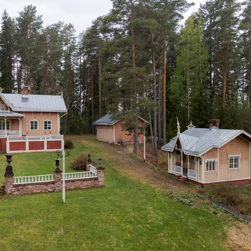 Päärakennus, makasiinirakennus, sekä kylpylärakennus