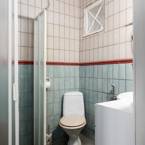 Alakerran suihku-WC