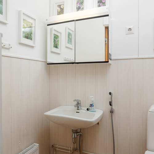Sisääntulon vieressä oleva WC