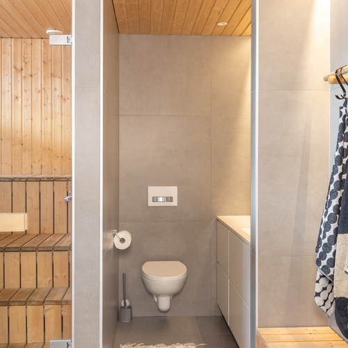 Kylpyhuoneen yhteydessä WC-tila
