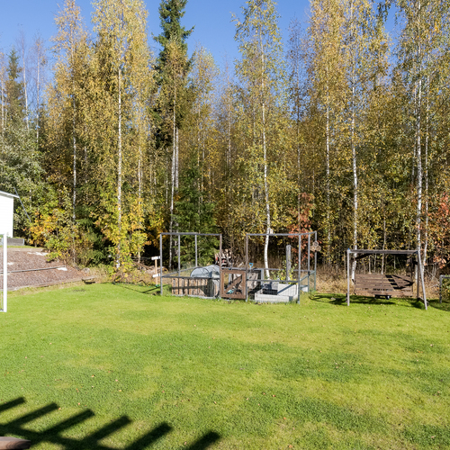 Kiva takapiha rajautuu metsään