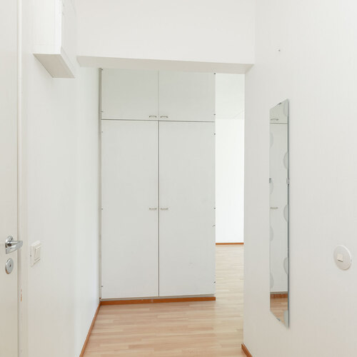 Eteinen olohuoneen suuntaan