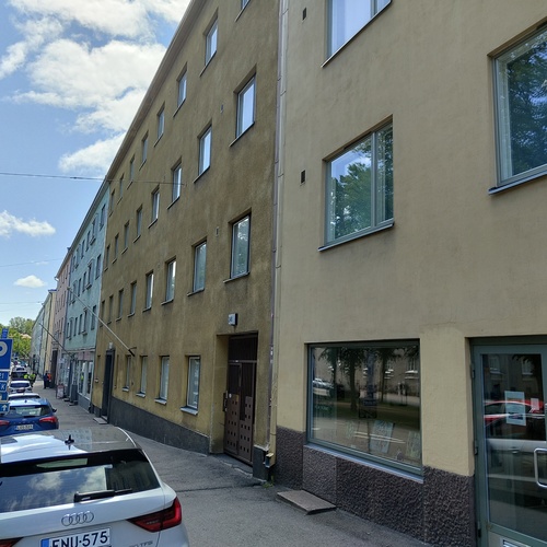 Julkisivu kadun puolelta