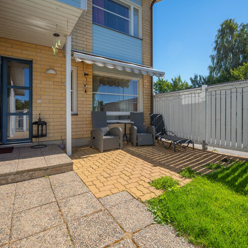 Suojaisa, aidattu piha