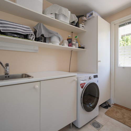 Kodinhoitohuoneesta suora uloskäynti