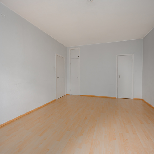 Vaatehuoneen ovi takana oikealla