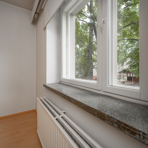 Upea ja leveät kiviset ikkunalaudat