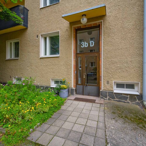 Viehättävä pihapiiri, asunto on talon toisella puolla.