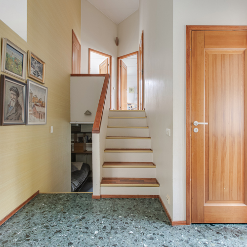 Eteisaula, portaat ylätasanteen huoneisiin