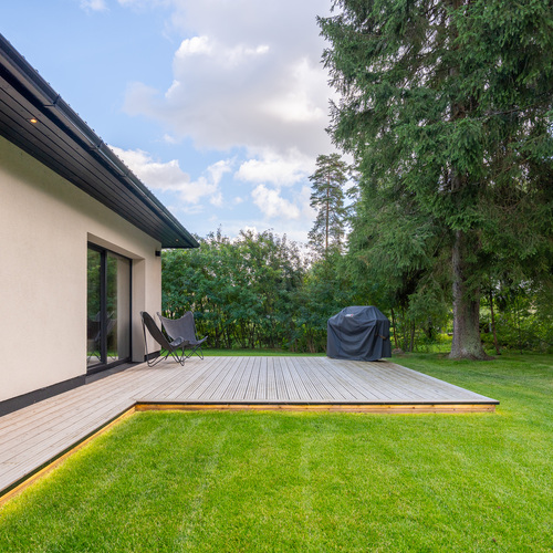 Terassia kiertää valo