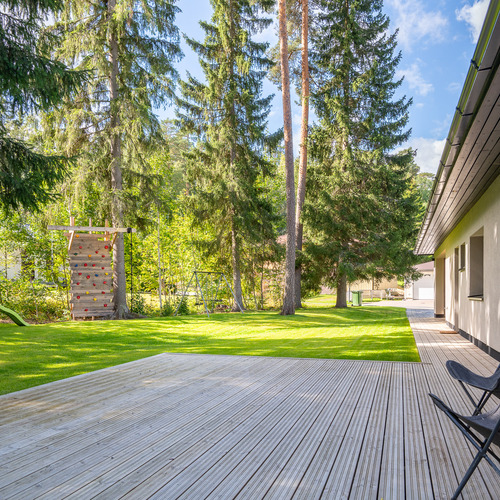 Takapihan näkymä terassilta