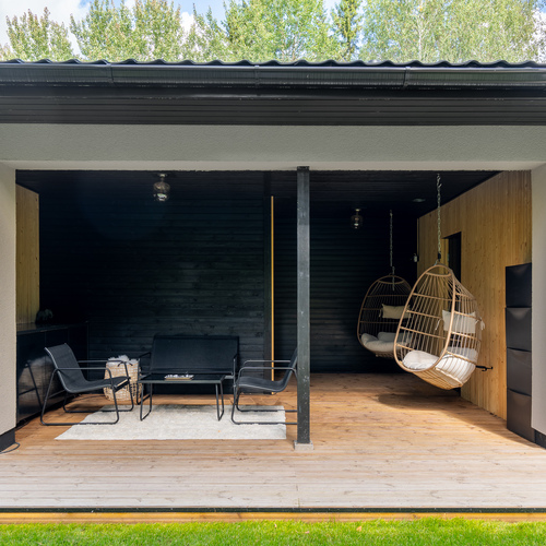 Kuistilta kulku autotalliin ja taloon