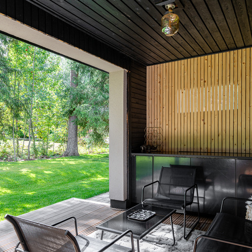 Näkymä toiselta ulko-ovelta